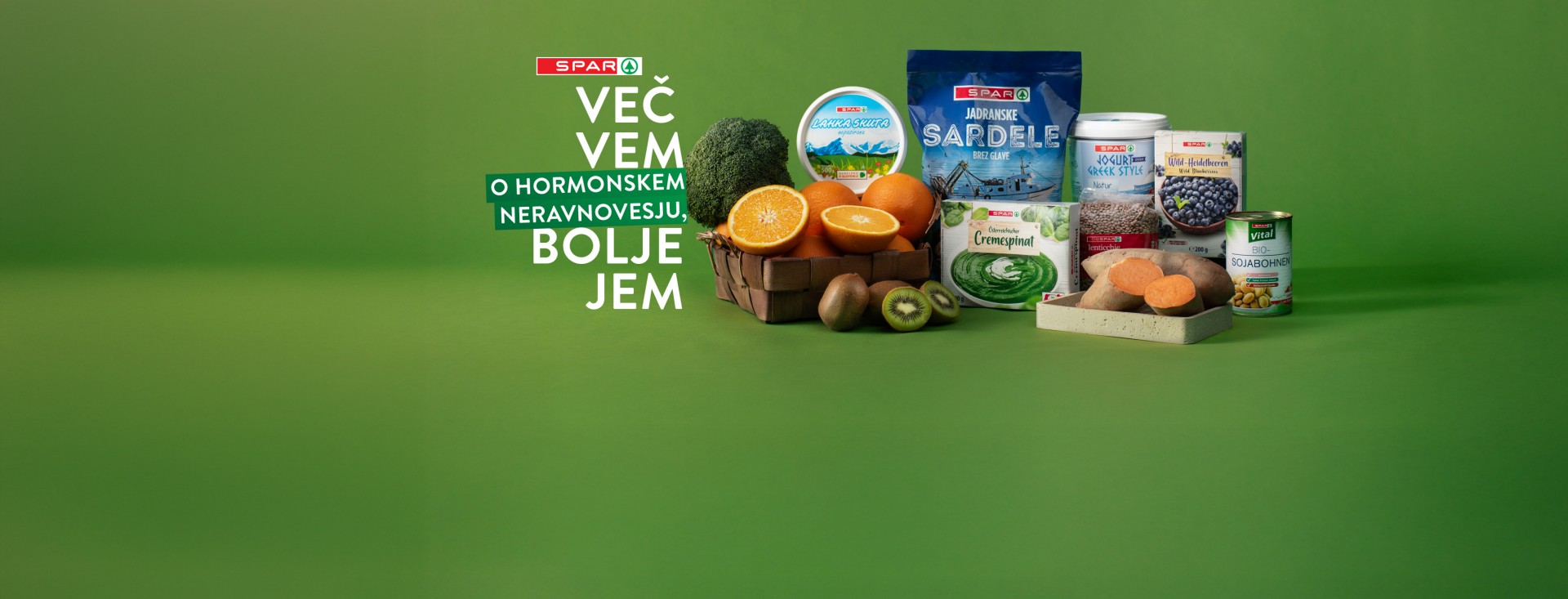 Logotip Več vem o hormonskem ravnovesju, bolje jem ter Sparovi izdelki s sadjem in zelenjavo na zeleni podlagi