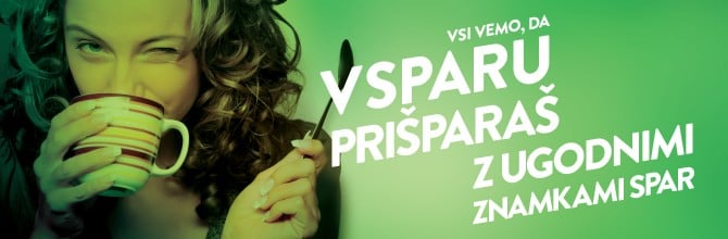 Ženska pije kavo ter napis VSI VEMO, DA V SPARU PRIŠPARAŠ Z UGODNIMI ZMAMKAMI SPAR