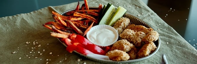 Ribji McNuggetsi iz pečice s sladkim krompirjem in jogurtovo omako - Bolje jem z Brino