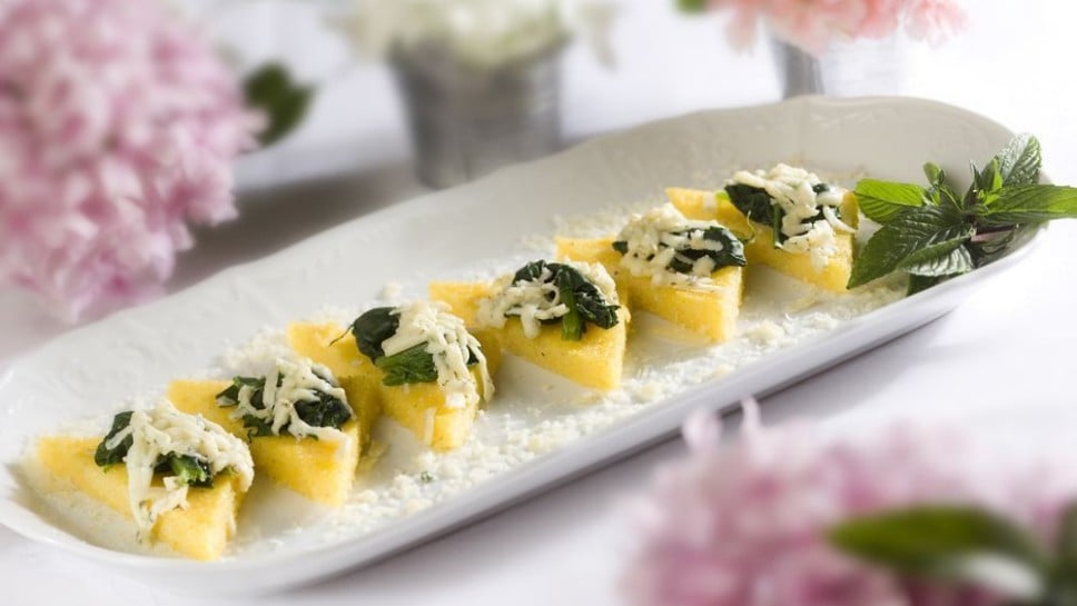Na žaru pečena polenta s špinačo in gorgonzolo - Spar