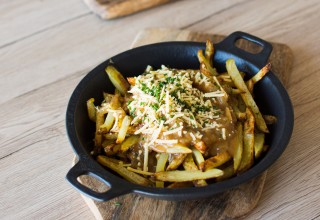 Veganske poutine - Curry and Love