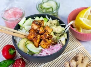 Poke skleda s hrustljavim tofujem - Blaž Mihev, Fit Kuhinja