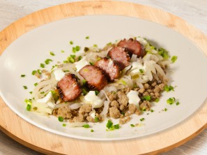 Kranjska klobasa z ajdovimi žganci in kislo repo - Sladki Chef 