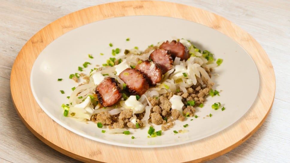 Kranjska klobasa z ajdovimi žganci in kislo repo - Sladki Chef 