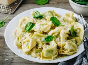Ravioli z mocarelo in špinačo s česnom - Spar