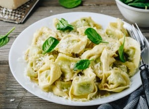 Ravioli z mocarelo in špinačo s česnom - Spar