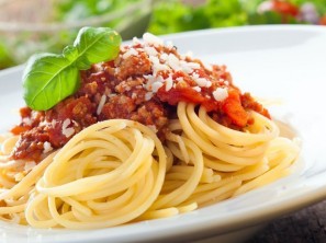 Špageti z mesno omako in baziliko - Sladki Chef