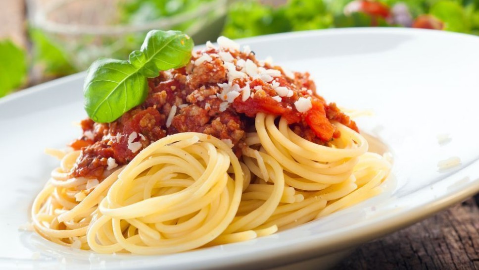 Špageti z mesno omako in baziliko - Sladki Chef