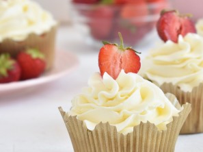 Jagodni cupcakesi brez glutena - Gluten free with Megi