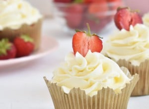 Jagodni cupcakesi brez glutena - Gluten free with Megi