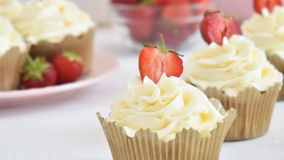 Jagodni cupcakesi brez glutena - Gluten free with Megi