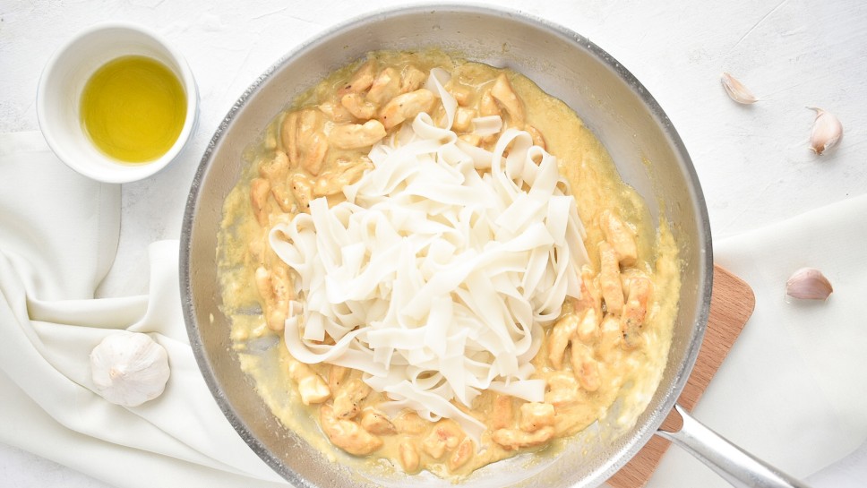 Riževe testenine brez glutena s piščancem v smetanovi omaki - Gluten free with Megi