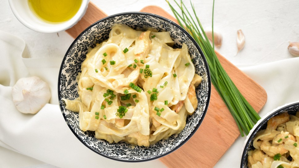 Riževe testenine brez glutena s piščancem v smetanovi omaki - Gluten free with Megi