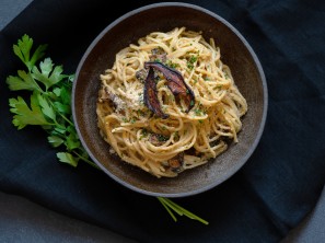 Špageti z vegansko carbonaro - Iris Potatolover