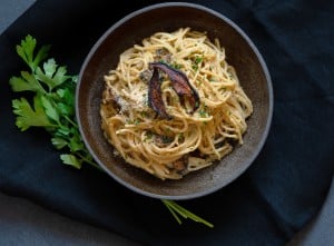 Špageti z vegansko carbonaro - Iris Potatolover