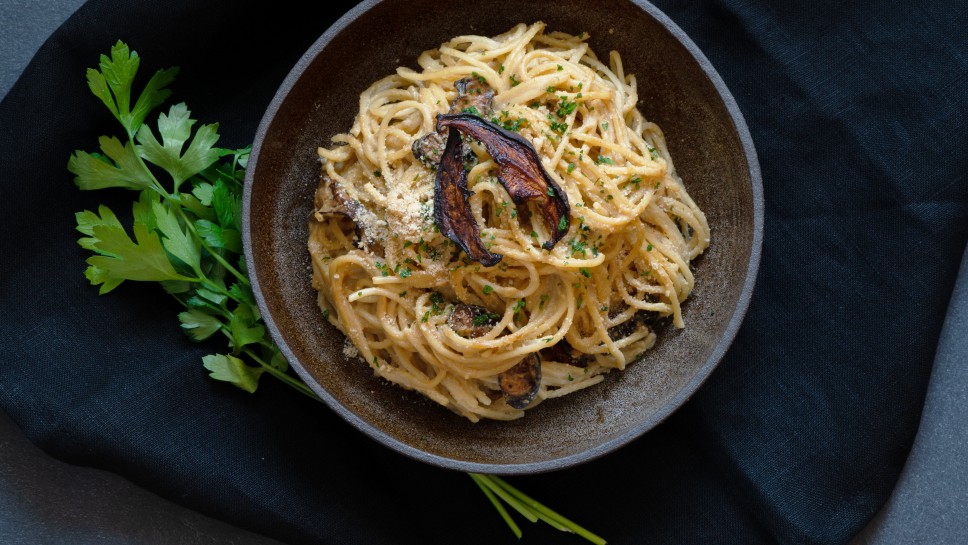 Špageti z vegansko carbonaro - Iris Potatolover