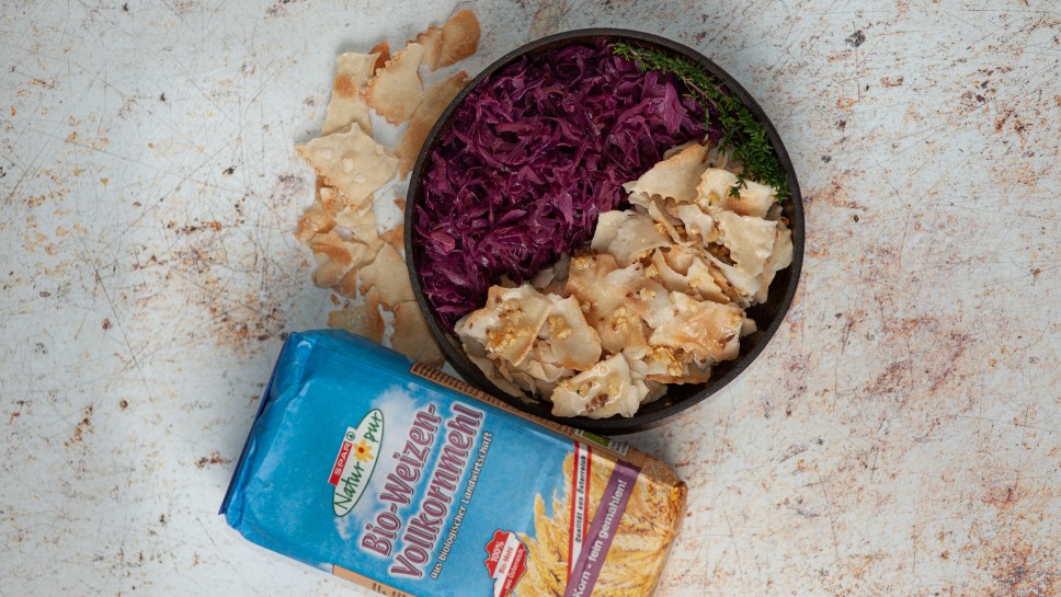 Veganski mlinci z dušenim zeljem - Iris Potatolover