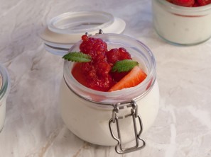Jogurtova strnjenka z jagodičevjem - Jernej Kitchen