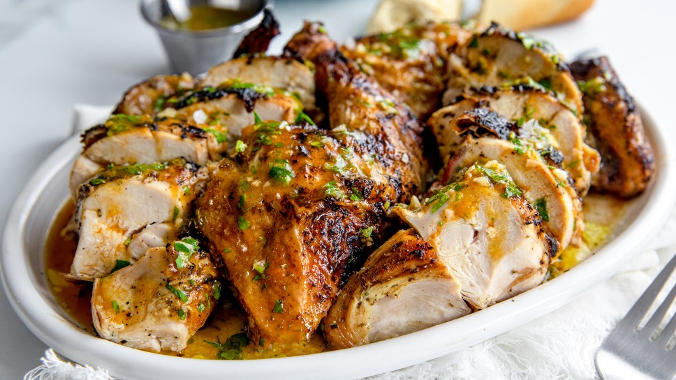 Pečen piščanec na žaru s svežim prelivom - Jernej Kitchen