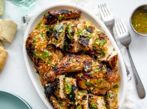 Pečen piščanec na žaru s svežim prelivom - Jernej Kitchen