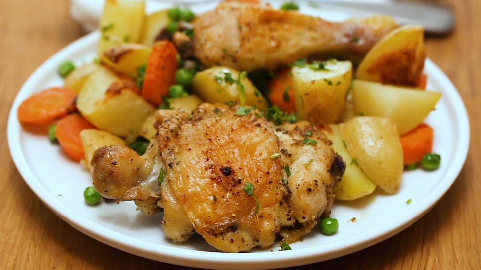 Piščančja bedra s krompirjem in grahom - Jernej Kitchen