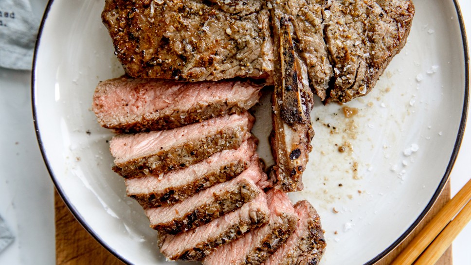T-bone steak s pretlačenimi pekočimi kumarami - Jernej Kitchen