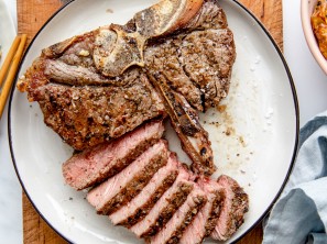 T-bone steak s pretlačenimi pekočimi kumarami - Jernej Kitchen