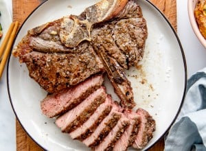 T-bone steak s pretlačenimi pekočimi kumarami
