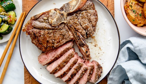 T-bone steak s pretlačenimi pekočimi kumarami