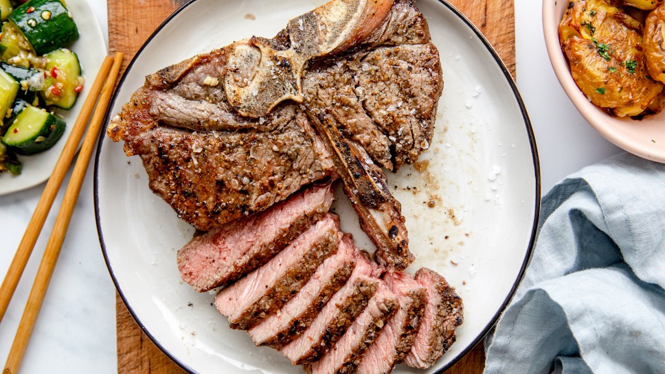 T-bone steak s pretlačenimi pekočimi kumarami - Jernej Kitchen