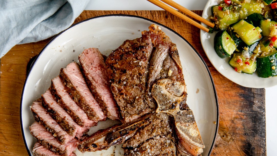 T-bone steak s pretlačenimi pekočimi kumarami - Jernej Kitchen