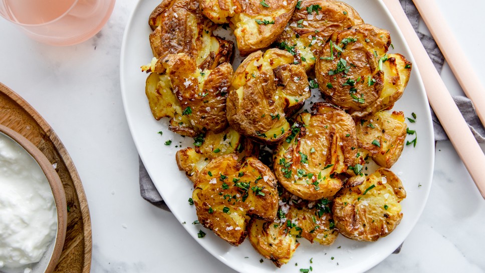 Zmečkan hrustljavo zapečen mlad krompir - Jernej Kitchen