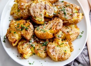 Zmečkan hrustljavo zapečen mlad krompir - Jernej Kitchen
