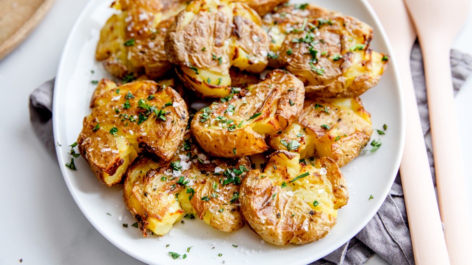 Zmečkan hrustljavo zapečen mlad krompir - Jernej Kitchen