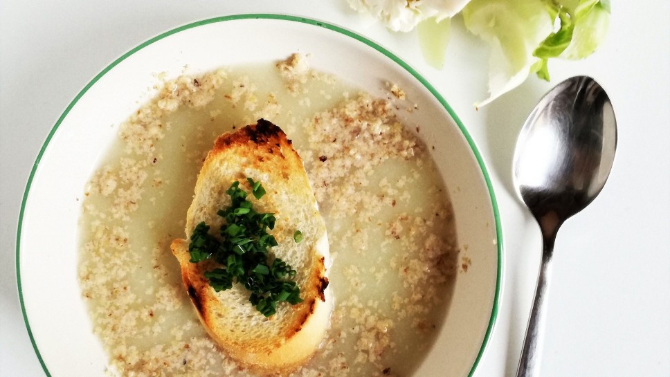 Cvetačna juha z opečenimi kruhki in oreščki - Sladki Chef
