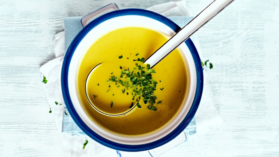 Krompirjeva juha s kokosovim mlekom in kurkumo - Sladki Chef