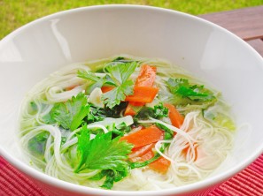 Tajska zelenjavna juha z riževimi rezanci - Sladki Chef