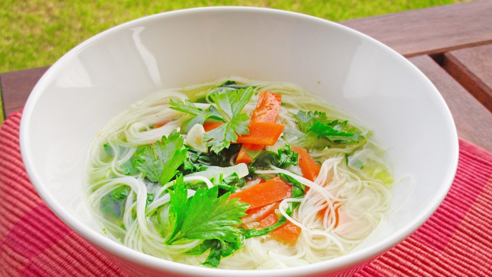 Tajska zelenjavna juha z riževimi rezanci - Sladki Chef