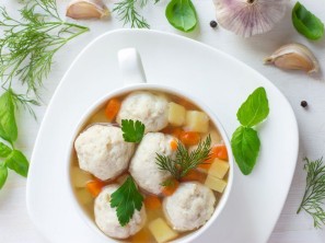 Zelenjavna juha s parmezanovimi kroglicami - Sladki Chef