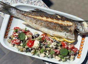 Brancin na žaru in grška solata - Jure Pavlič