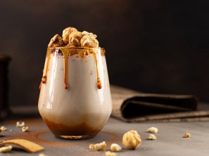 Karamelni milkšejk z likerjem in karamelno pokovko - SPAR