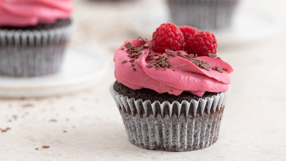 Čokoladni cupcakesi z božansko malinovo kremo - Nina Kastelic, Leaneen