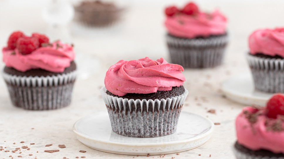 Čokoladni cupcakesi z božansko malinovo kremo - Nina Kastelic, Leaneen