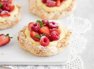 Listnate galette z vaniljevo kremo in jagodičevjem - Leaneen