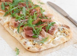 Pinsa bianca s pršutom, gorgonzolo in orehi - Leaneen