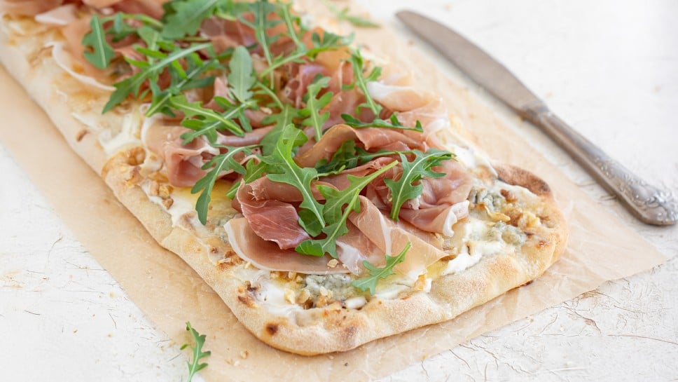 Pinsa bianca s pršutom, gorgonzolo in orehi - Leaneen