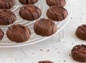 Preprosti sacher piškoti - Leaneen