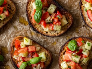 Bruschette s paradižnikom in kumarami - Little Kitchen Vibes