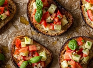Bruschette s paradižnikom in kumarami - Little Kitchen Vibes