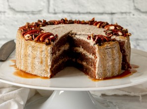 Kavna torta s karamelo in pekan orehi - Little Kitchen Vibes